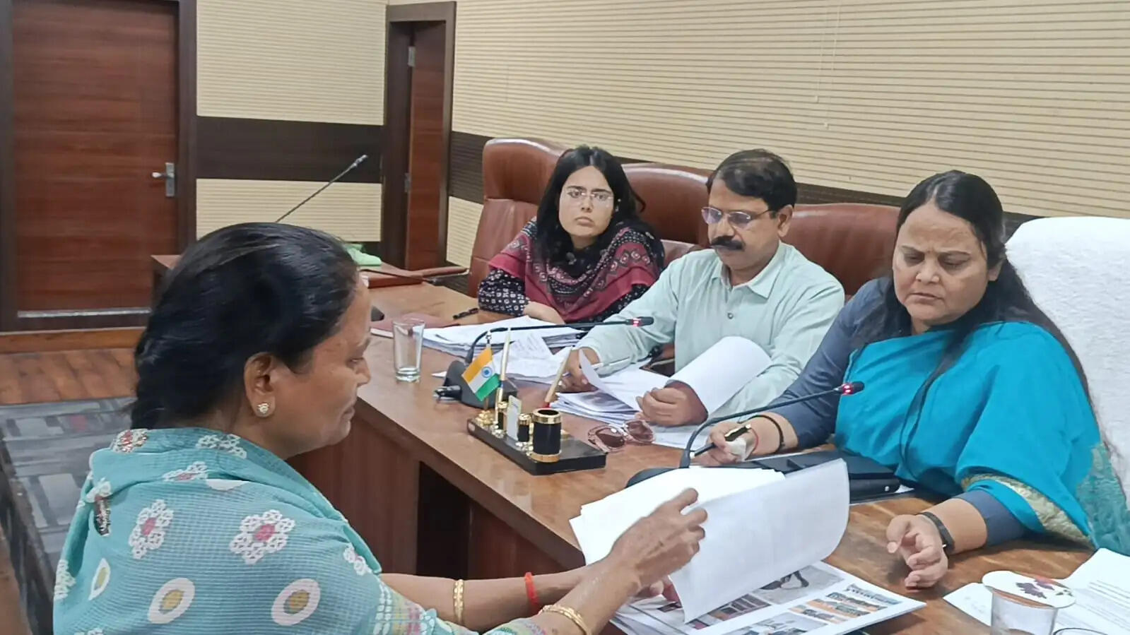 वाराणसी में महिला आयोग की जनसुनवाई, 20 लाख की ठगी और गलत ऑपरेशन का पहुंचा मामला