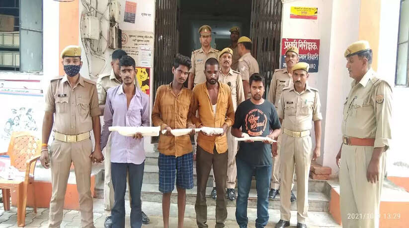 स्थानीय पुलिस ने बीती रात चोरी की योजना बनाते चार युवकों को पुलिस ने किया गिरफ्तार