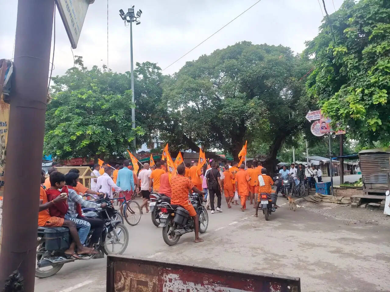 ब्लॉक प्रमुख अजय सिंह ने कहा कि श्रावण मास भगवान शिव की उपासना का सबसे पवित्र समय माना जाता है। उन्होंने कहा कि कांवर यात्रा केवल धार्मिक अनुष्ठान नहीं, बल्कि समाज में एकता, भाईचारे और सेवा की भावना को भी मजबूत करती है।
