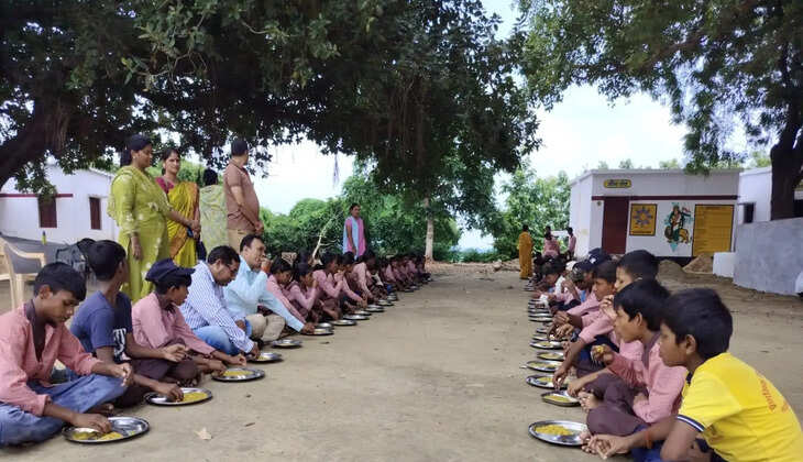 चंदौली के स्कूलों में शिक्षा व्यवस्था की जांच, अफसरों ने बच्चों संग किया भोजन