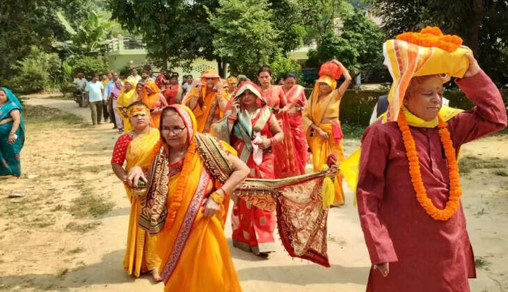 घघसरा में&nbsp;गाजे-बाजे के साथ निकली श्रीमद् भागवत कथा कलश यात्रा