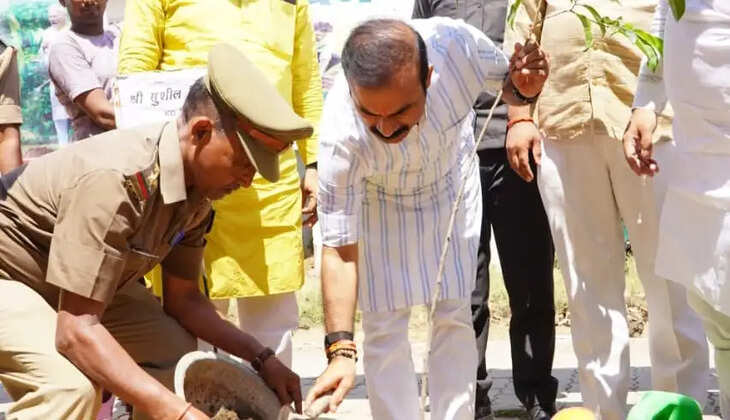 Sushil Singh, Chandauli News, Ek Ped Maa Ke Naam, Tree Plantation Campaign, Saidraja MLA, Sushil Singh Plantation, Environment Conservation, Chandauli Plantation Drive, Narendra Modi Campaign, Nauvatpur School, Uttar Pradesh News, Live Bharat News