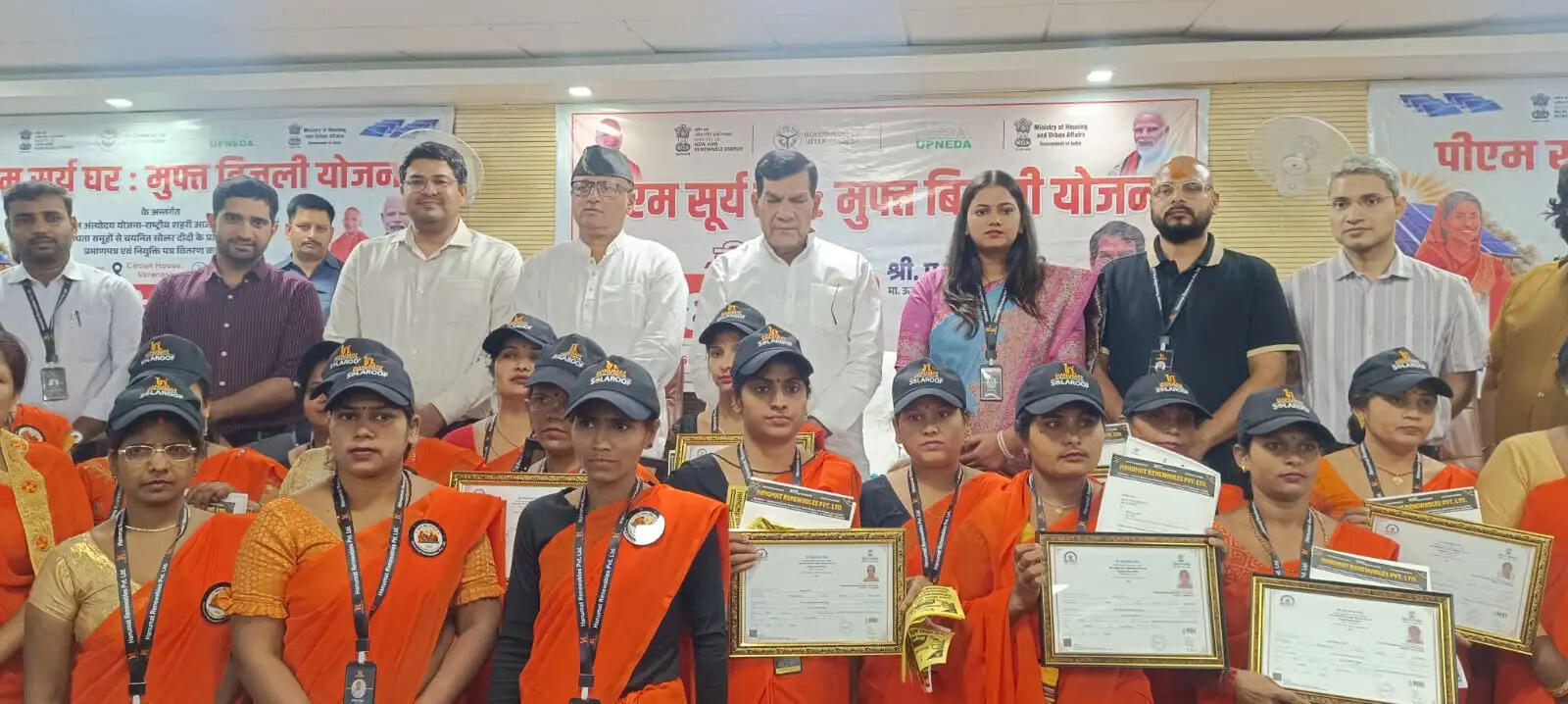 वाराणसी। प्रधानमंत्री सूर्यघर मुफ्त बिजली योजना को घर-घर तक पहुंचाने और महिलाओं को आर्थिक रूप से सशक्त बनाने की दिशा में वाराणसी में एक महत्वपूर्ण पहल की गई है। सर्किट हाउस में आयोजित विशेष कार्यक्रम के दौरान नगर विकास एवं ऊर्जा मंत्री ए.के. शर्मा ने प्रशिक्षित ‘सोलर दीदियों’ के प्रथम बैच को प्रमाण पत्र और जॉब लेटर वितरित किए। इस अवसर पर सौर ऊर्जा को जन-जन तक पहुंचाने के लिए विशेष प्रचार वाहनों को भी हरी झंडी दिखाकर रवाना किया गया।