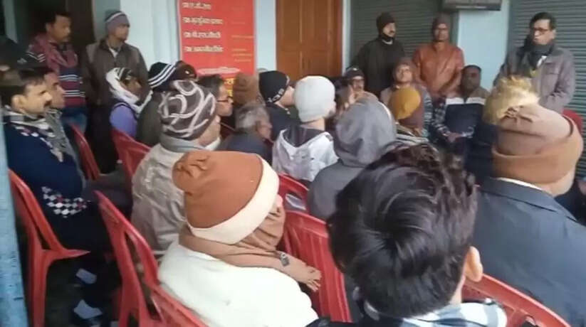 Chandauli News: प्रस्तावित सिक्सलेन के विरोध में उतरे दुल्हीपुर के व्यापारी
