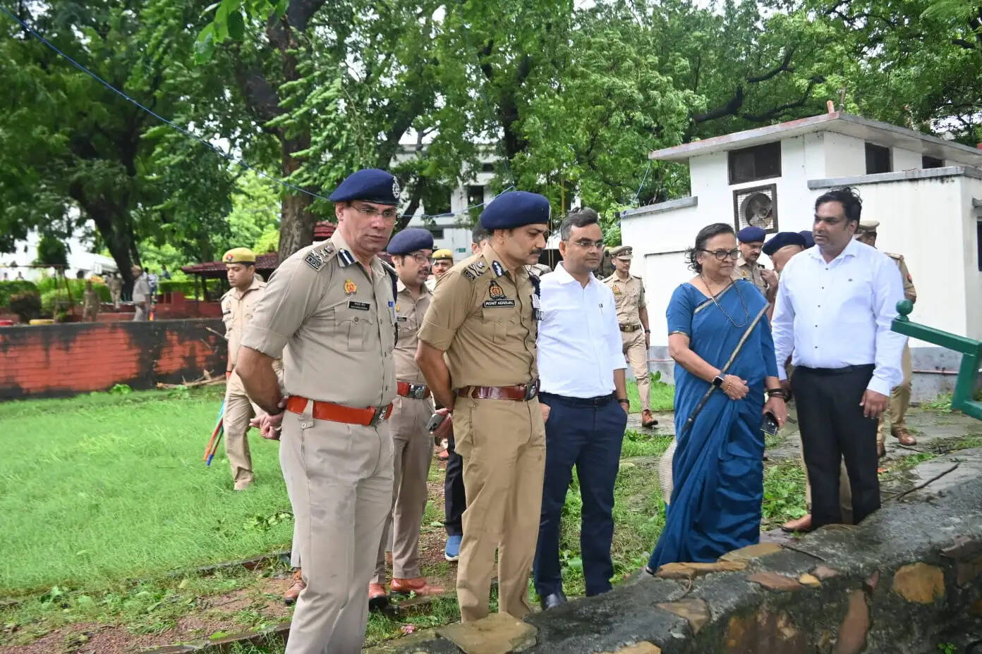 निरीक्षण के दौरान अधिकारियों ने दर्शकों की सुरक्षा, यातायात व्यवस्था, पार्किंग, मार्गों को अतिक्रमण मुक्त रखने और कार्यक्रम स्थल पर अन्य जरूरी व्यवस्थाओं को लेकर संबंधित विभागों को दिशा-निर्देश दिए। पुलिस उप महानिरीक्षक शिवहरि मीणा और आदमपुर थाना प्रभारी विमल मिश्रा समेत अन्य अधिकारी भी मौजूद रहे।