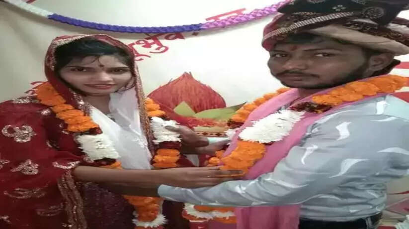मामला बरदह थाना क्षेत्र का है। पुलिस को भेजे गए वीडियो में युवती ने बताया कि वह एक युवक से प्रेम करती है, जबकि परिजन उसकी शादी उसकी मर्जी के खिलाफ कहीं और करना चाहते हैं। परिजनों के दबाव बनाने पर वह अपने प्रेमी के संग घर से निकल गई, साथ ही उसके संग शादी कर रह रही है। युवती के अनुसार, उसके इस कदम से परिवार के सदस्य काफी आक्रोशित हैं, इस दौरान कभी भी कोई अप्रिय घटना घटित कर सकते हैं। इसके तहत मुझे, मेरे पति और ससुराल पक्ष को नुकसान पहुंचा सकते हैं। यदि मेरे और मेरे ससुराल वालों के साथ कोई घटना होती है तो इसके जिम्मेदार मेरे पिता, भाई व परिवार के अन्य लोग होंगे। वहीं युवती के परिजनों ने लड़की की गुमशुदगी की रिपोर्ट दर्ज कराई है। जिसमें हरिश्चंद्रपुर निवासी दीपक पुत्र राममूरत को नामजद किया गया है। Read more: https://www.amarujala.com/uttar-pradesh/azamgarh/the-girl-who-ran-away-from-the-house-asked-for-security-by-releasing-a-video-azamgarh-news-vns6236775193?pageId=1