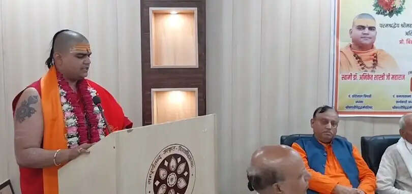 स्वामी डॉ. अनिकेत शास्त्री ने कहा कि परिषद् के विद्वानों को शास्त्रीय और धर्मसम्मत पद्धति से धार्मिक आयोजनों के संचालन एवं व्यवस्थापन के लिए सरकार को आवश्यक दिशा-निर्देश देने की दिशा में भी काम करना चाहिए। उन्होंने संपूर्णानंद संस्कृत विश्वविद्यालय को अंतरराष्ट्रीय स्तर की संस्कृत संस्था के रूप में विकसित किए जाने की आवश्यकता पर भी जोर दिया।