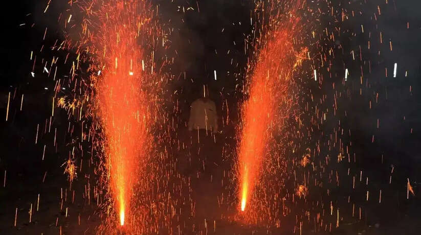 Diwali 2023: आतिशबाजी में लापरवाही, सेहत पर पड़ सकती हैं भारी, पटाखा जलाते वक्त इन बातों का रखें ध्यान