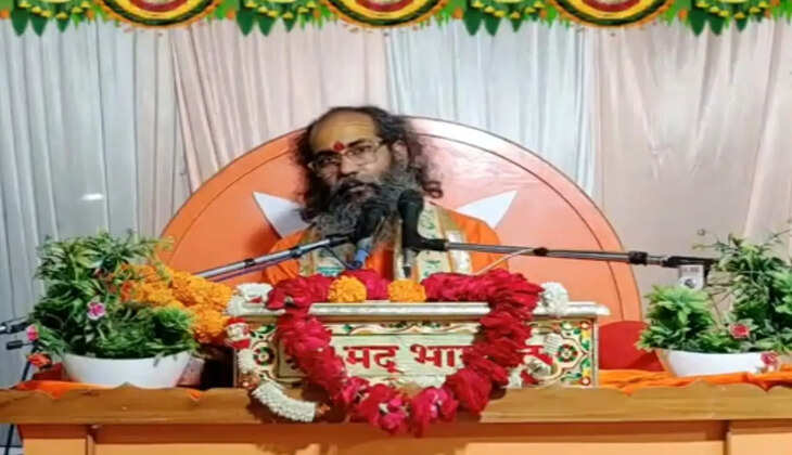 चंदौली के ख्यालगढ़ लौंदा में आयोजित श्रीमद् भागवत कथा में अखिलानंद जी महाराज ने कर्म, ज्ञान और भक्ति के महत्व को बताया।