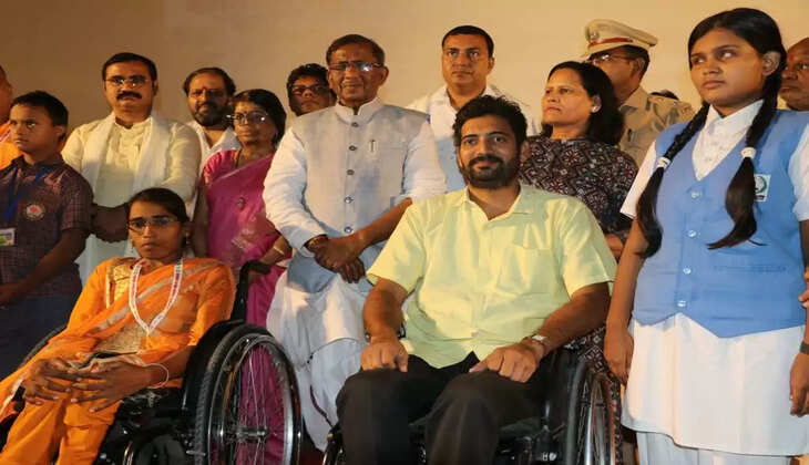 Varanasi News: वाराणसी में पहली बार अंतरराष्ट्रीय दिव्यांग फिल्म महोत्सव का आयोजन,&nbsp;सिक्किम के राज्य पाल लक्ष्मण&nbsp;आचार्य रहे उपस्थित