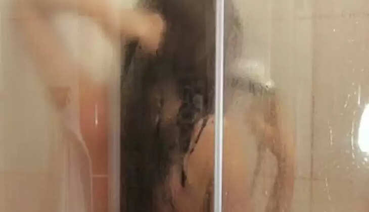 Bathroom Video Viral: 42 की उम्र में श्वेता ने बाथरूम में किया ये कांड, वीडियो देखकर भरी ठंड में छूटने लगे फैंस के पसीने