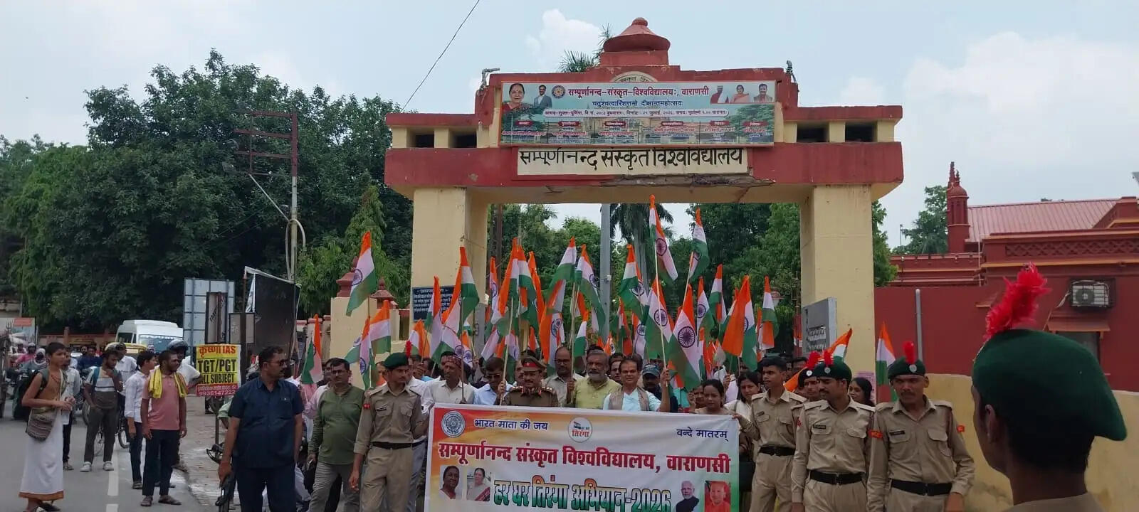 कुलपति ने कहा कि स्वतंत्रता दिवस के अवसर पर आवासों, इमारतों और देवालयों पर राष्ट्रीय गौरव के प्रतीक तिरंगे को सम्मानपूर्वक लगाया जाए। उन्होंने कहा कि इस पहल के माध्यम से समाज में राष्ट्रवाद और देश के प्रति सम्मान की भावना को और मजबूत किया जा सकता है।