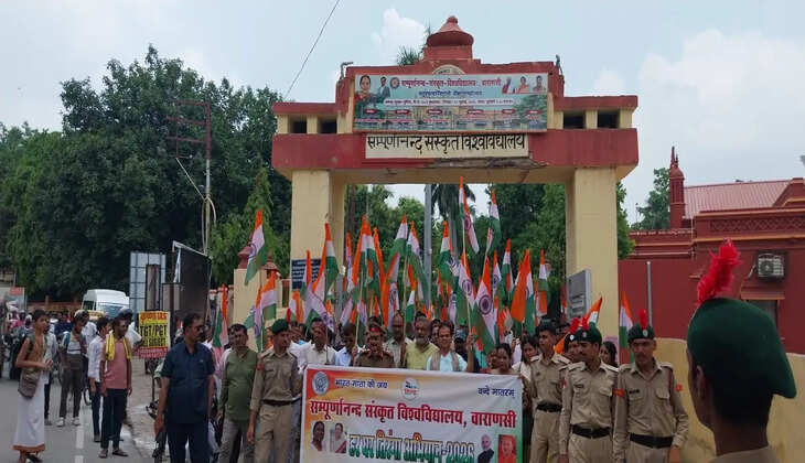 कुलपति ने कहा कि स्वतंत्रता दिवस के अवसर पर आवासों, इमारतों और देवालयों पर राष्ट्रीय गौरव के प्रतीक तिरंगे को सम्मानपूर्वक लगाया जाए। उन्होंने कहा कि इस पहल के माध्यम से समाज में राष्ट्रवाद और देश के प्रति सम्मान की भावना को और मजबूत किया जा सकता है।