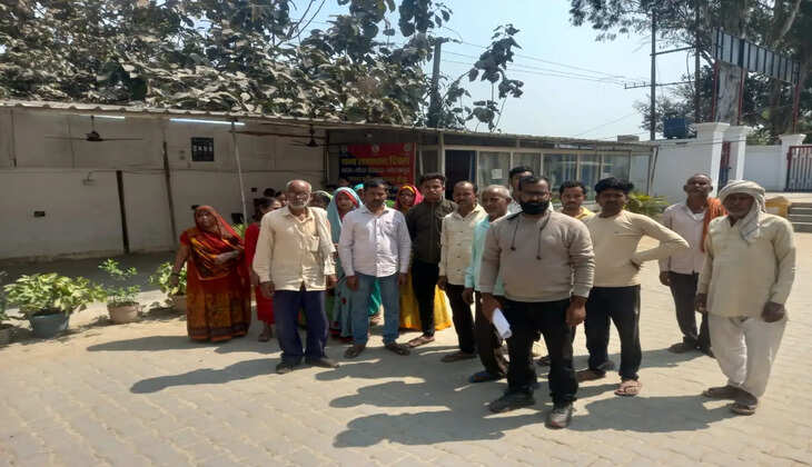 सार्वजनिक रास्ते पर अतिक्रमण से आहत ग्रामीणों ने किया प्रदर्शन