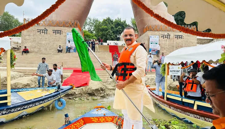 गंगा में शुरू हुई पहली इलेक्ट्रिक यात्री नौकाएं, नमो घाट से महापौर ने दिखाई हरी झंडी