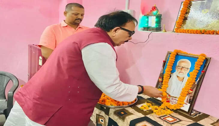 *विगत दिनों स्वर्गवाशी हुए लोकगीत गायक स्व.सुनील पाठक को पूर्व केंद्रीय मंत्री डॉ महेंद्र नाथ पांडेय ने दी श्रद्धांजलि*