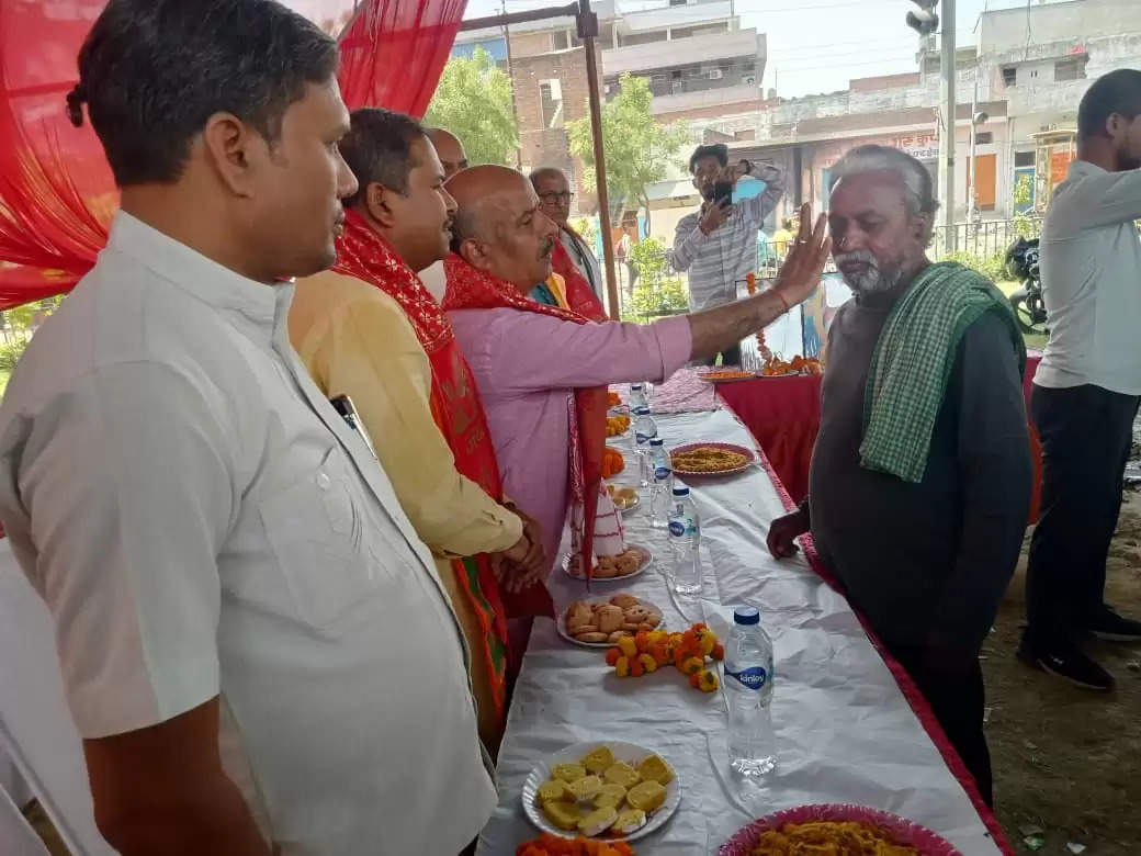 Ayodhya News: ORS कंस्ट्रक्शन एन्ड डेवेलोपेर्स के तत्वावधान में श्रमिक सम्मान समारोह