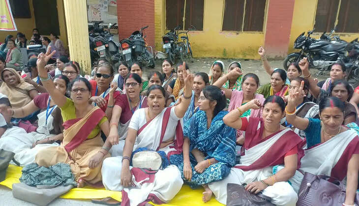 सीएमओ कार्यालय परिसर में आयोजित धरना-प्रदर्शन के दौरान आशा कार्यकर्ताओं ने अपनी पांच प्रमुख मांगों को पूरा करने की मांग की। कार्यकर्ताओं ने स्पष्ट किया कि जब तक उनकी मांगों पर सकारात्मक कार्रवाई नहीं होती, तब तक उनका आंदोलन जारी रहेगा।