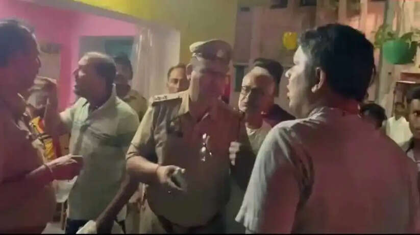 उत्तर प्रदेश के मिर्जापुर शहर कोतवाली क्षेत्र के मंडलीय अस्पताल पुलिस चौकी पर देर रात दबंगों ने हमला कर दिया। ई-रिक्शा और राहगीर के बीच हुई टक्कर के बाद शुरू हुए विवाद को सुलझाने के लिए पुलिस दोनों पक्षों को चौकी ले आई थी, लेकिन एक पक्ष के करीब 50 लोग चौकी में घुस गए और पुलिसकर्मियों के साथ बेरहमी से मारपीट की।इस दौरान हेड कांस्टेबल कमलेश पासवान का सिर फोड़ दिया गया और बीच-बचाव में चौकी प्रभारी की वर्दी तक फाड़ दी गई। पुलिस ने भरत तिवारी, मनोज त्रिपाठी और विकास त्रिपाठी सहित कई आरोपियों के खिलाफ मामला दर्ज कर तीन लोगों को गिरफ्तार कर लिया है।