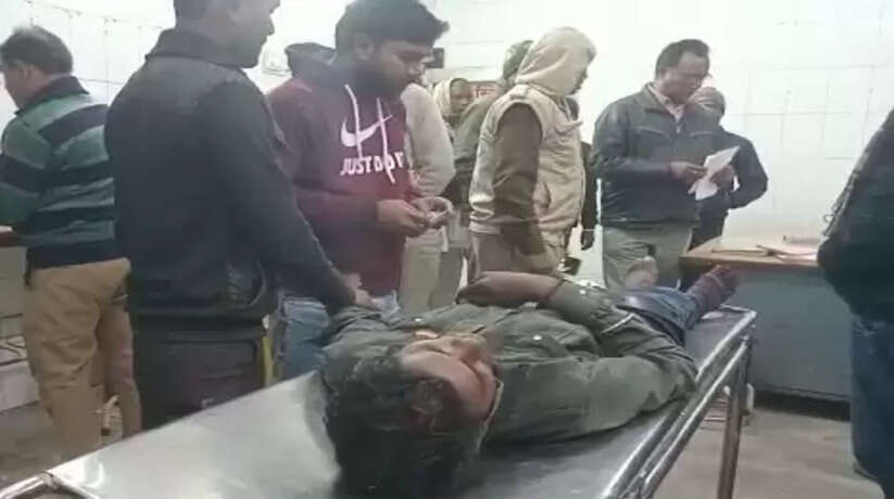 Chandauli News: चंदौली में युवक के जांघ में लगी गोली, ट्रामा सेंटर रेफर, पुलिस ने कहा- चोरी की नियत से निकले थे