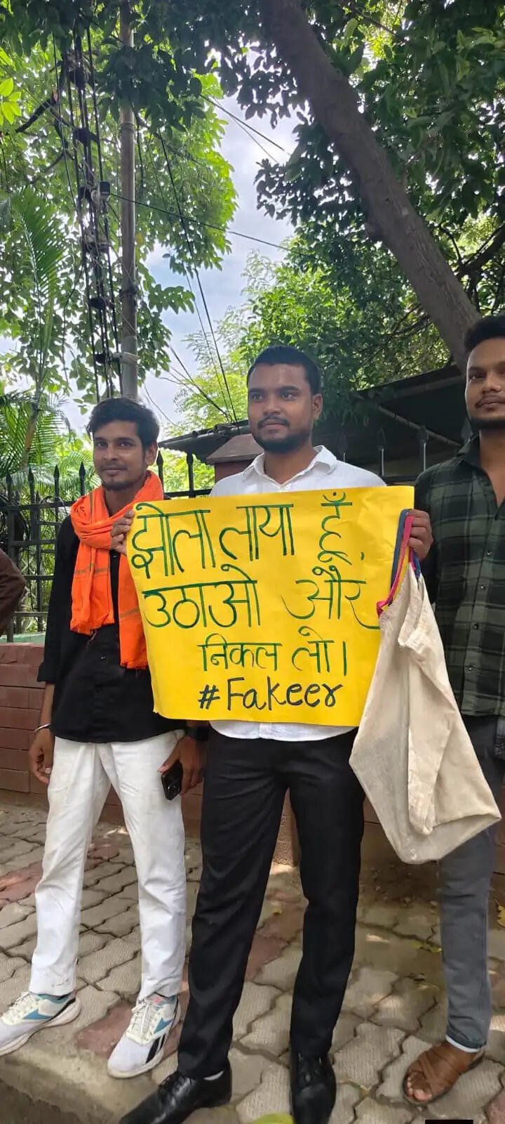बनारस हिंदू विश्वविद्यालय (BHU) में छात्रों का विरोध प्रदर्शन लगातार तीसरे दिन भी जारी रहा। जंतर-मंतर की घटना के विरोध में छात्र-छात्राओं ने अपनी नाराजगी जताई और शांतिपूर्ण प्रदर्शन किया। किसी भी अप्रिय स्थिति से बचने के लिए विश्वविद्यालय परिसर में अतिरिक्त पुलिस बल की तैनाती की गई है।