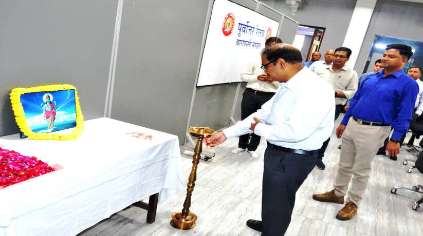 Varanasi News: मंडल रेल प्रबंधक विनीत कुमार श्रीवास्तव की अध्यक्षता में वाराणसी मंडल के भारतेंदु सभागार कक्ष में आयुर्वेद दिवस मनाई गई
