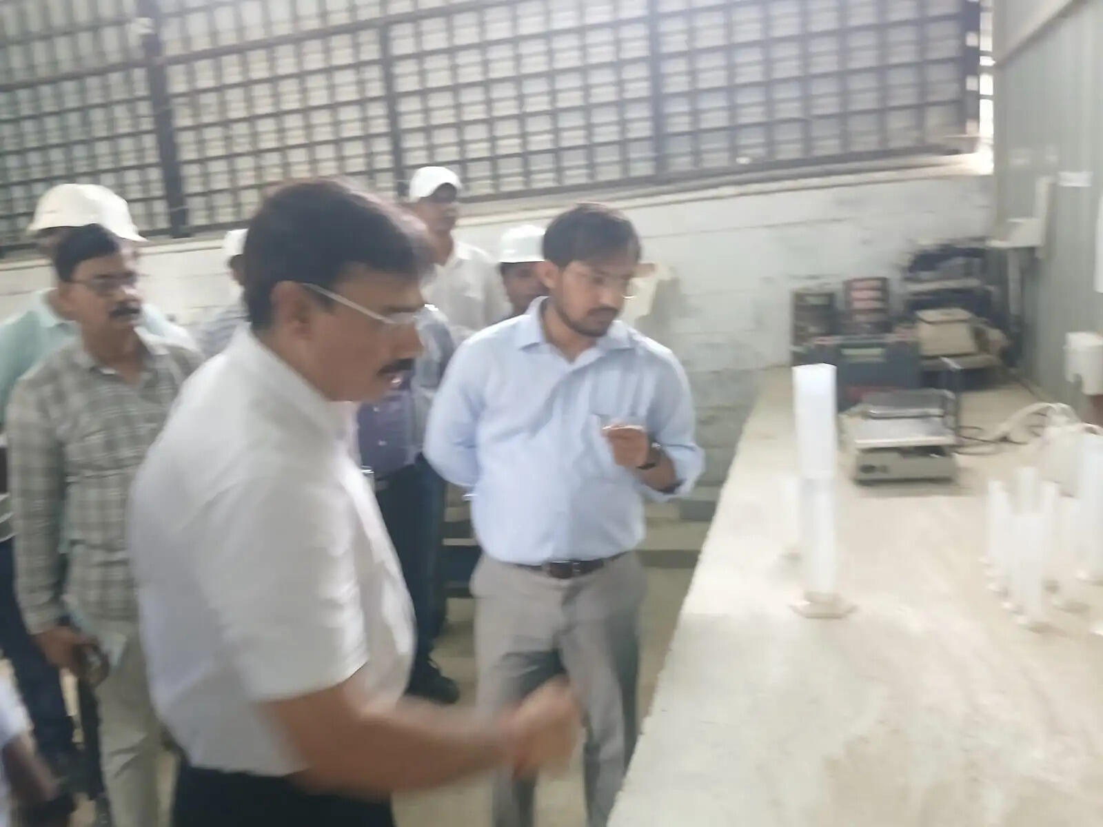 उन्होंने स्पष्ट शब्दों में कहा कि निर्माण कार्य में किसी भी प्रकार की लापरवाही स्वीकार नहीं की जाएगी और सभी कार्य उच्च गुणवत्ता मानकों के अनुरूप पूरे किए जाएं।