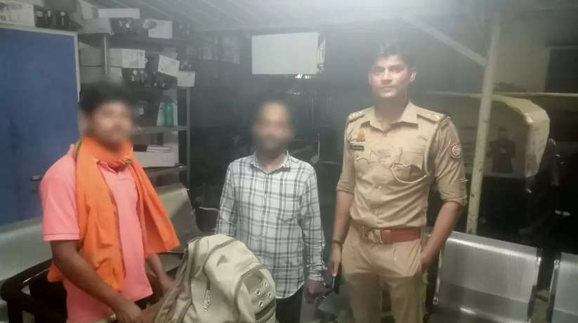 Varanasi News:  प्रयागराज से आये यात्री के ऑटो में छूटे बैग को थाना शिवपुर पुलिस टीम ने   सकुशल बरामद किया