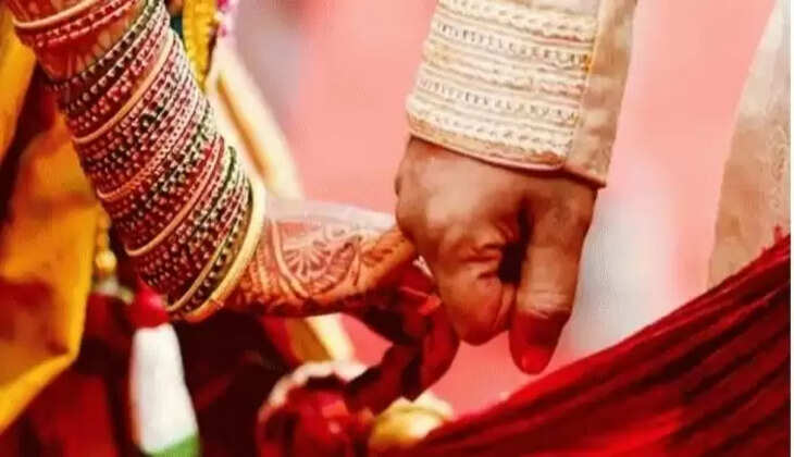 Brother-in-law Married his Own Widowed Sister-in-law: देवर ने अपनी ही विधवा भाभी के साथ रचाई शादी, मंदिर में परिजनों के सामने लिए सात फेरे