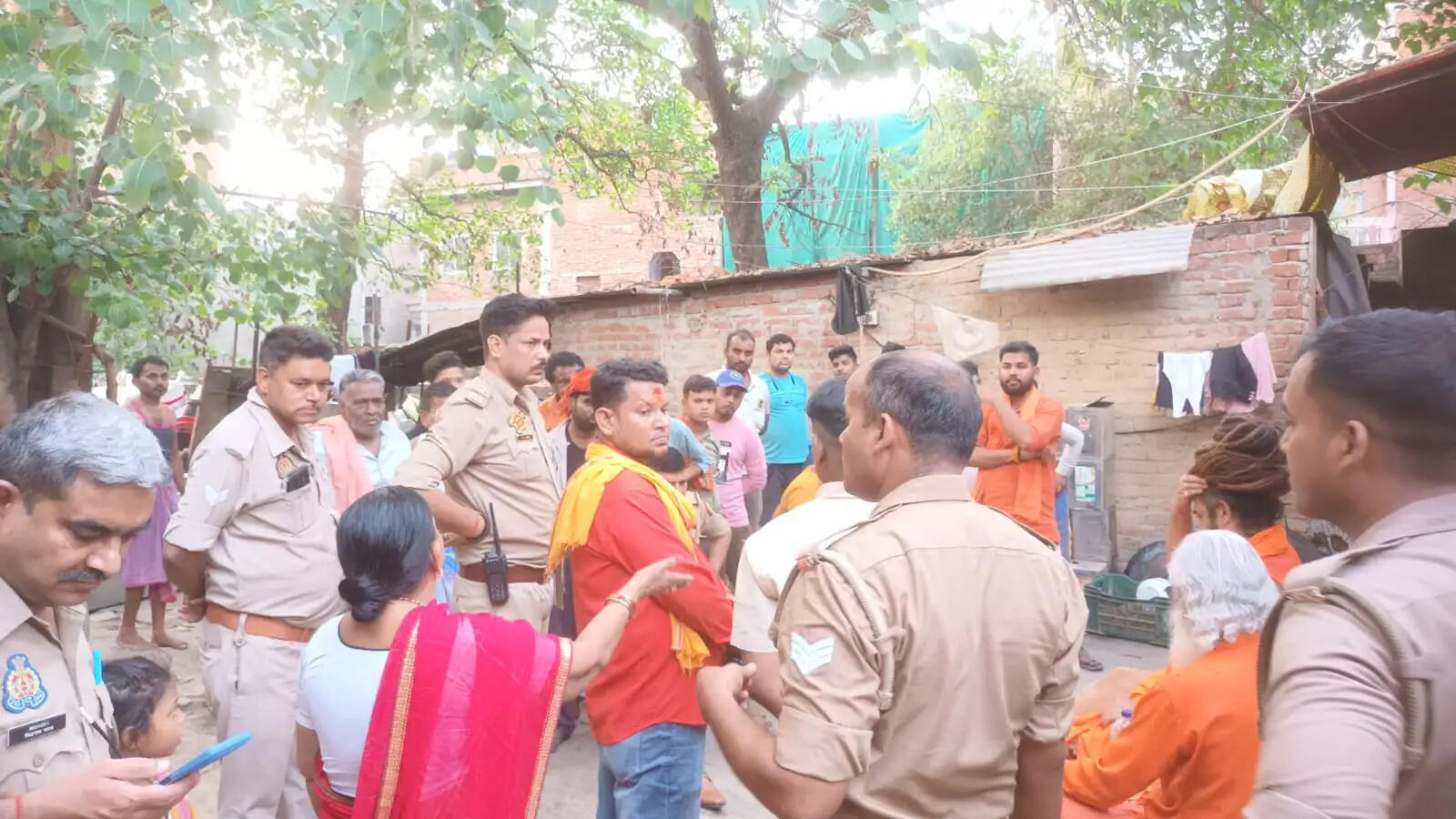 वाराणसी में मंदिर के जमीन पर फर्जी रजिस्ट्री, दबंगों ने मंदिर से शिवलिंग व त्रिशूल को हटाया