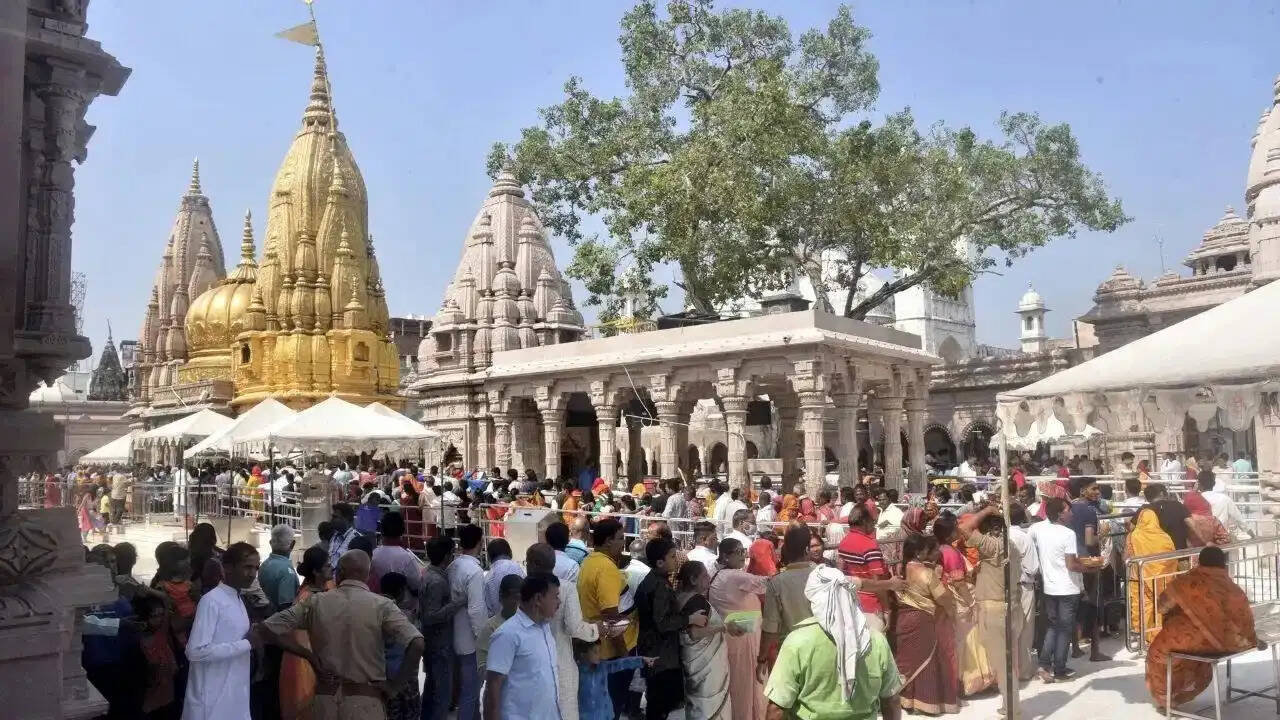 मंदिरों की नगरी काशी, जहां मोक्ष की तलाश में पहुंचती है दुनिया