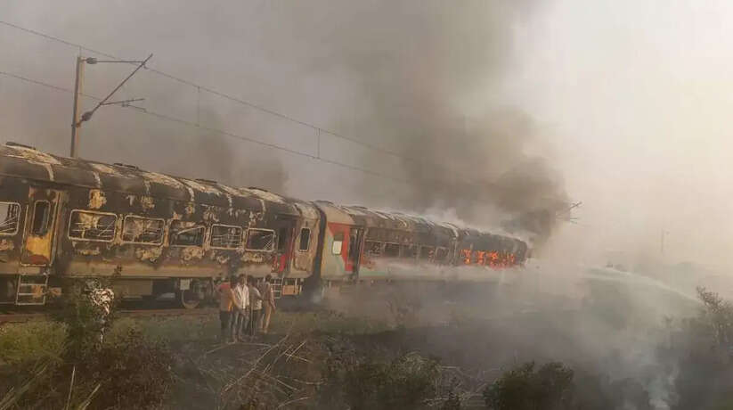आगरा में चलती पातालकोट एक्सप्रेस में भीषण आग, 2 कोच जलकर खाक