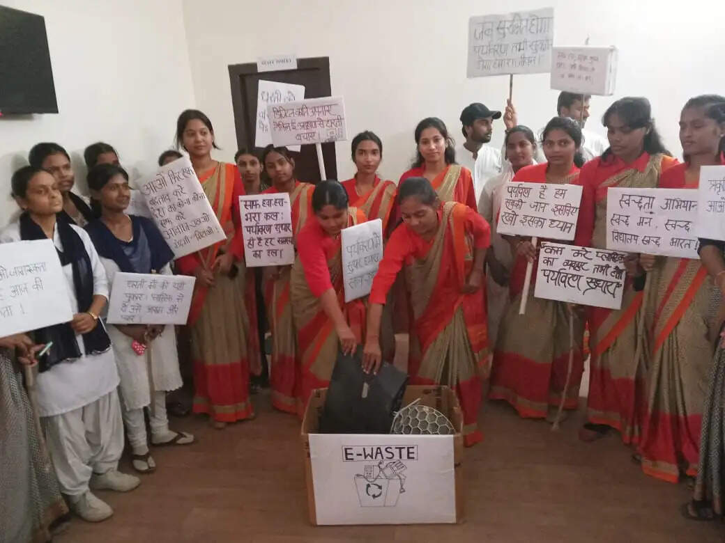 ई-कचरा जागरूकता रैली निकालकर छात्रों ने दिया स्वच्छता का संदेश