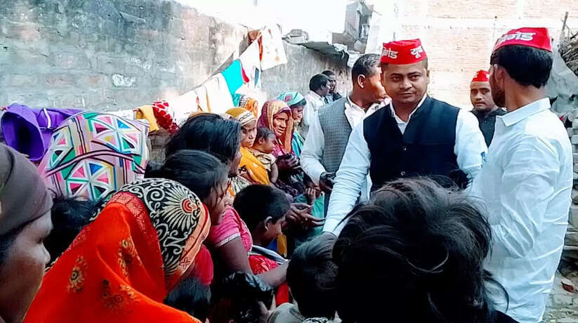 मिर्ज़ापुर सपा कार्यालय पर धूमधाम से मनाया गया मुलायम सिंह यादव का 83वां जन्मदिन