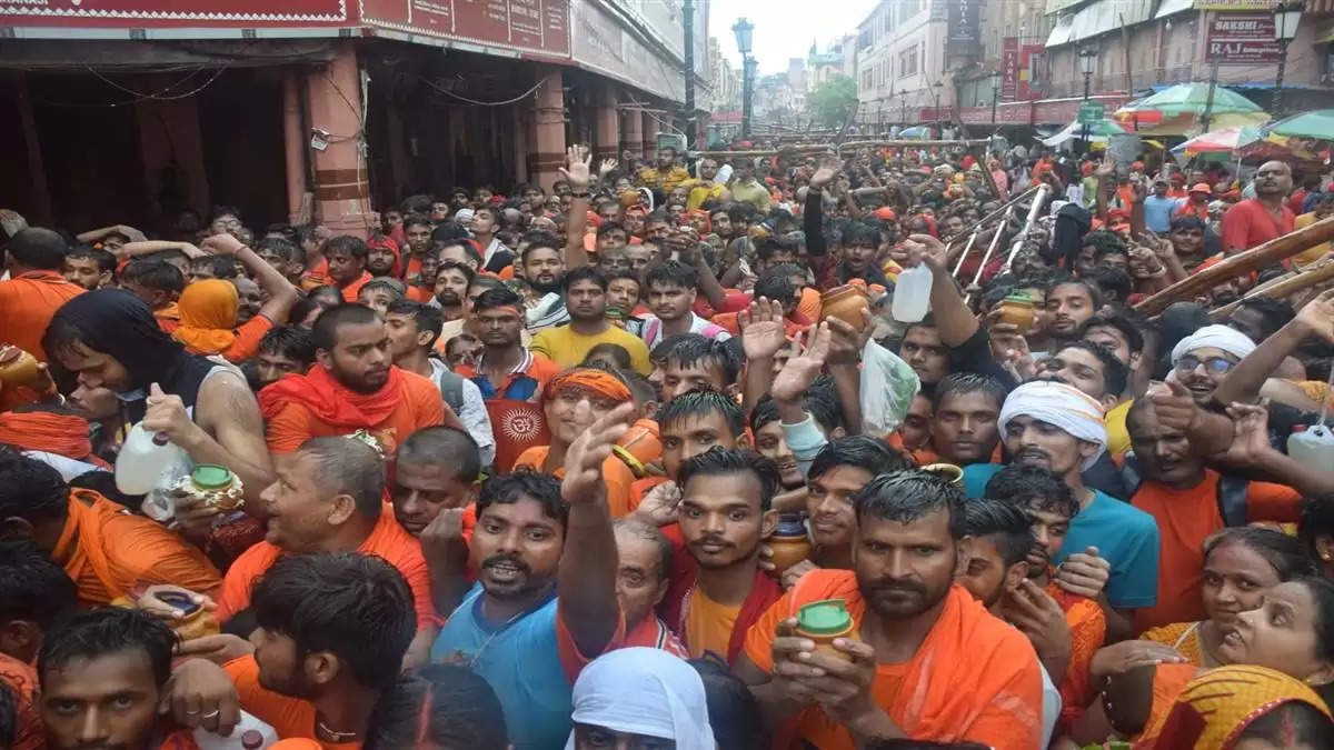 Varanasi News: सावन के अंतिम सोमवार पर काशी विश्वनाथ मंदिर में बाबा के भक्तो की लगी लंबी कतार, आज बाबा का होगा इस रूप मे श्रृंगार