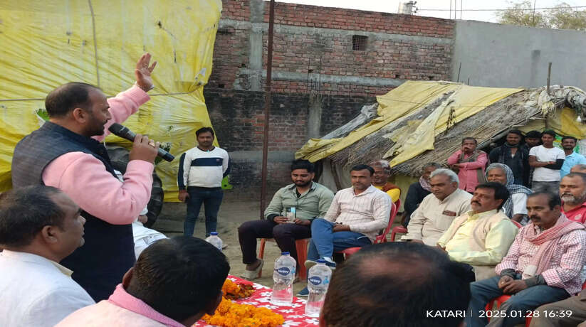 चंदौली में पीडीए पंचायत पर एक कार्यक्रम के दौरान मनोज सिंह डब्लू ने सरकार पर जमकर साधा निशाना