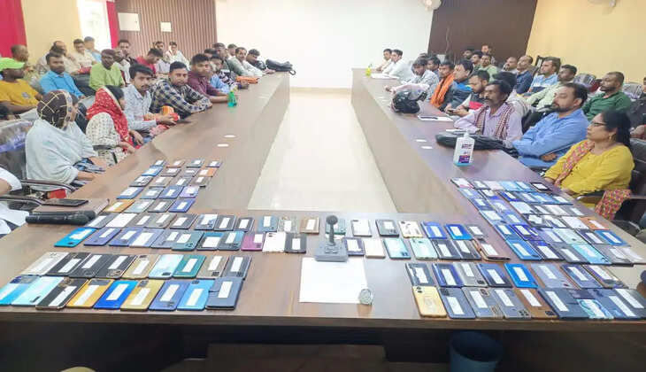 Chandauli News:&nbsp;पुलिस की मेहनत से लोगों को हुआ शुभ-लाभ, संयुक्त टीम को मिली बड़ी कामयाबी, खोये विभिन्न ब्रांड के मल्टीमीडिया मोबाइल फोन्स बरामद&nbsp;