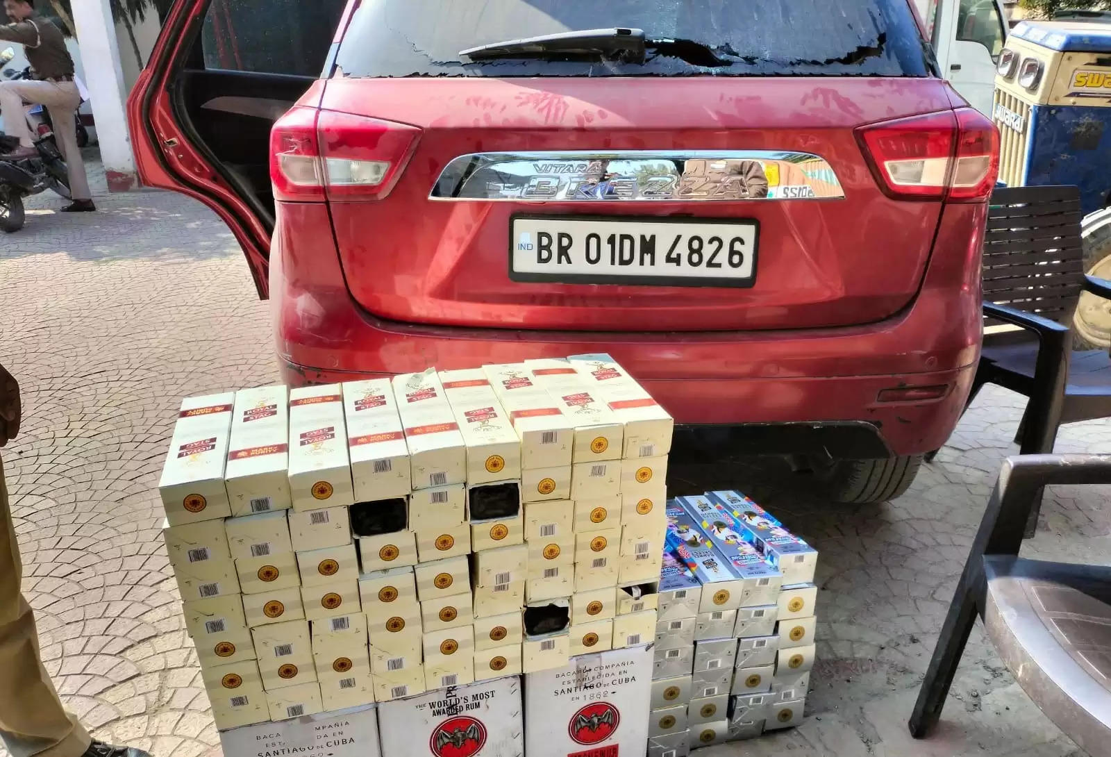 Chandauli News: सैयदराजा पुलिस ने चेकिंग के दौरान कार तथा स्कॉर्पियो से बरामद की अंग्रेजी शराब