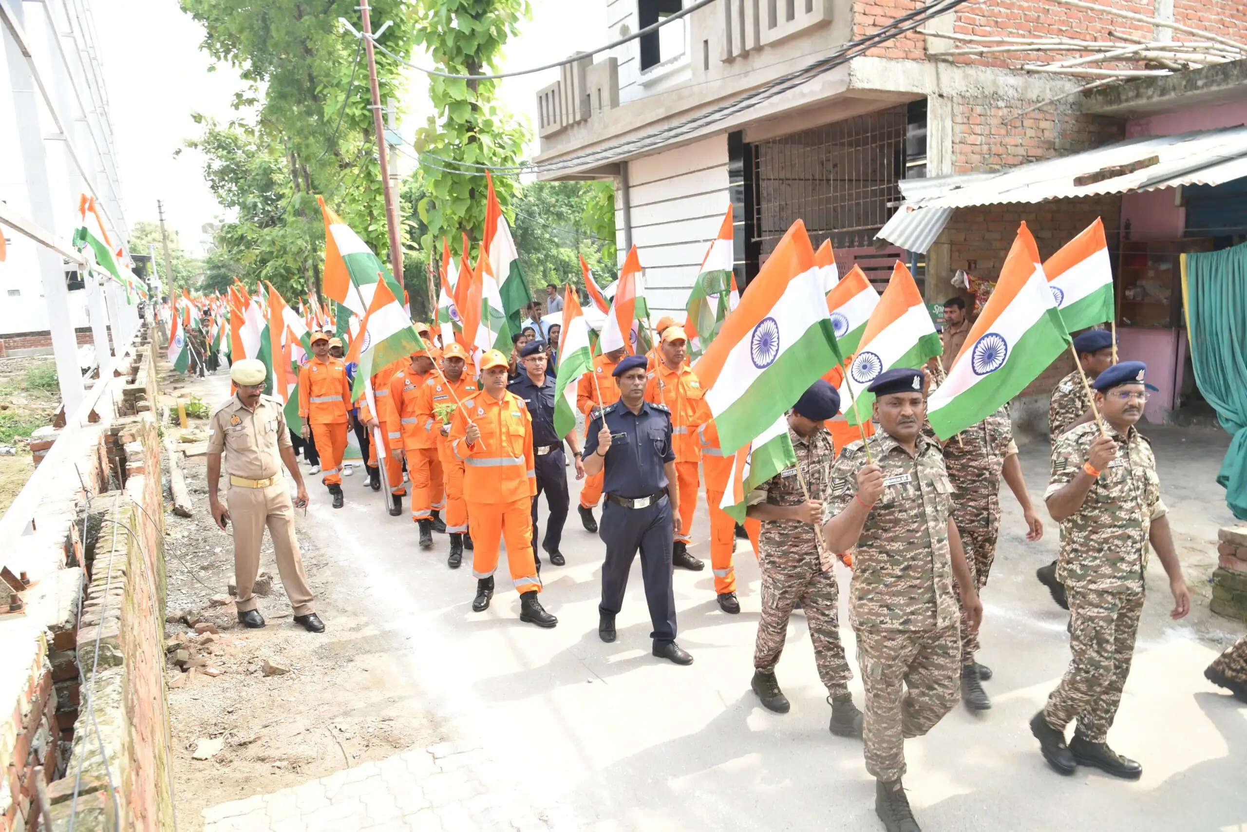 कमांडिंग ऑफिसर श्री अनूप सिंह बिष्ट के मार्गदर्शन में 11वीं एनडीआरएफ के जवानों ने तिरंगा यात्रा में हिस्सा लिया। यात्रा के दौरान जवानों ने राष्ट्रीय ध्वज के प्रति सम्मान, देशभक्ति और राष्ट्रीय एकता की भावना को मजबूत करने का संदेश दिया।