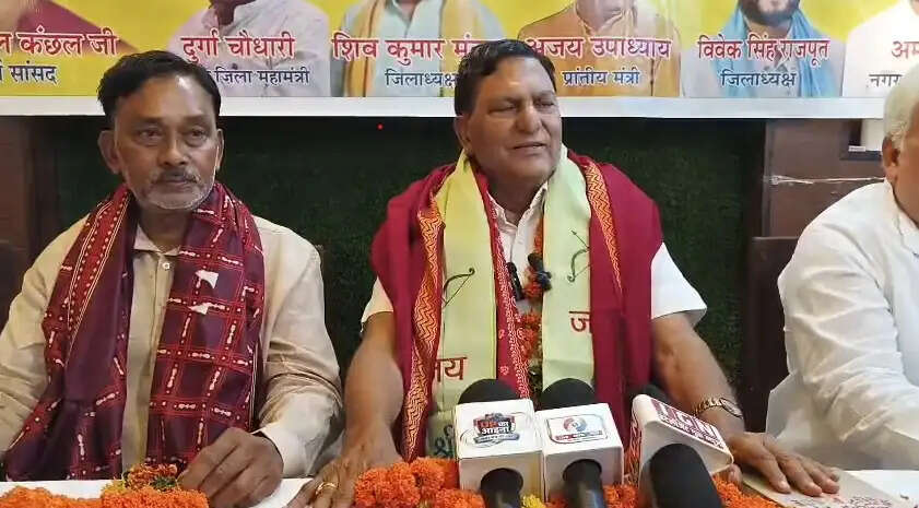 प्रेस प्रतिनिधियों से बातचीत में प्रांतीय अध्यक्ष बनवारी लाल कंछल ने बताया कि उन्होंने प्रांतीय वरिष्ठ महामंत्री रमेश अग्रहरि, नवीन मक्कड़ और सचिन कंछल के साथ संयुक्त प्रेस विज्ञप्ति जारी कर ऑनलाइन ट्रेडिंग और FDI का कड़ा विरोध किया है।