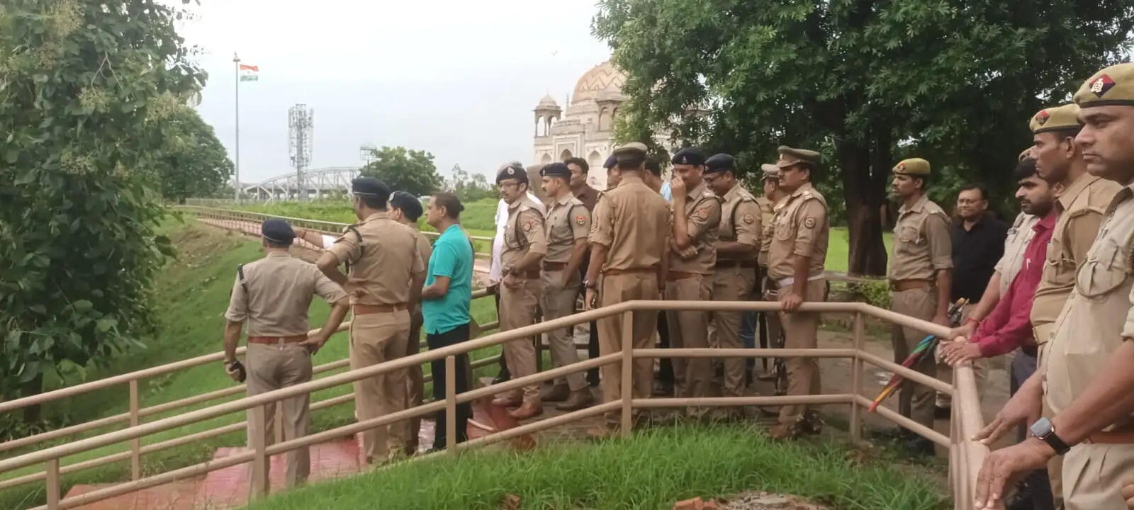 अधिकारियों ने कार्यक्रम को भव्य और व्यवस्थित बनाने के लिए संबंधित विभागों को आवश्यक दिशा-निर्देश दिए। लाल बहादुर शास्त्री अंतरराष्ट्रीय एयरपोर्ट से कार्यक्रम स्थल तक जाने वाले मार्ग को अतिक्रमण मुक्त रखने पर जोर दिया गया है। कार्यक्रम के दिनों में यातायात व्यवस्था को सुचारु बनाए रखने के लिए रूट डायवर्जन भी किया जाएगा।