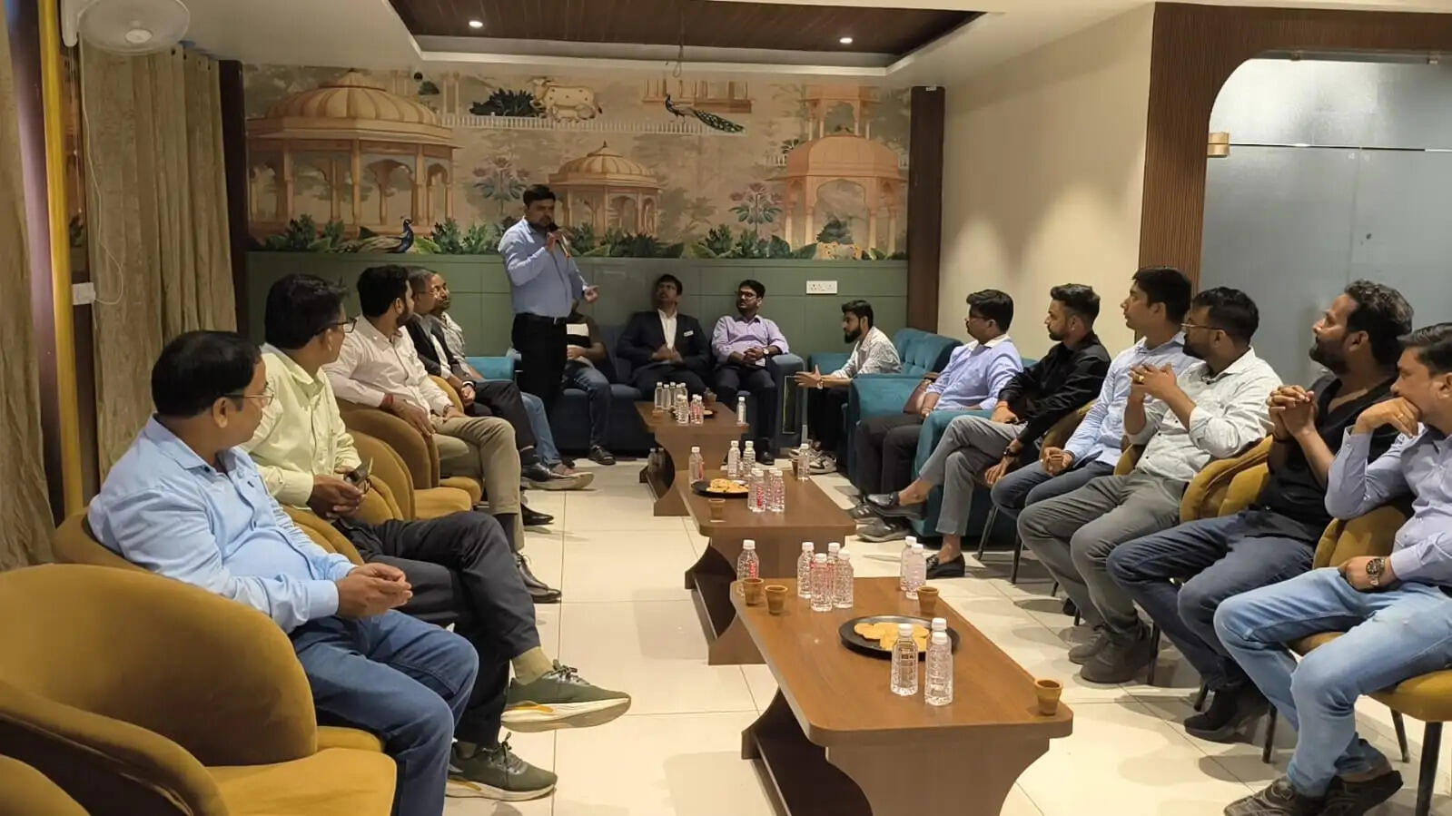 बैठक में 3एस व्यापार के वाराणसी क्षेत्रीय निदेशक हिमांशु पाठक ने ‘मेटा फॉर बिजनेस’ विषय पर विशेष सत्र लिया। उन्होंने कारोबार के लिए मेटा के विभिन्न डिजिटल प्रचार माध्यमों और मंचों की उपयोगिता पर जानकारी साझा की।
