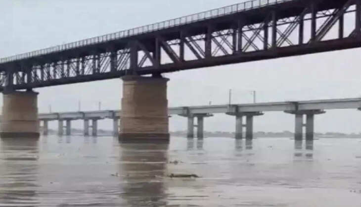 &nbsp;प्रयागराज में लगातार बारिश के चलते गंगा और यमुना का जलस्तर बढ़ रहा है। संगम तट के सभी घाट जलमग्न हो गए हैं। हालांकि दोनों नदियां अभी खतरे के निशान से नीचे बह रही हैं और बाढ़ की स्थिति नहीं है।