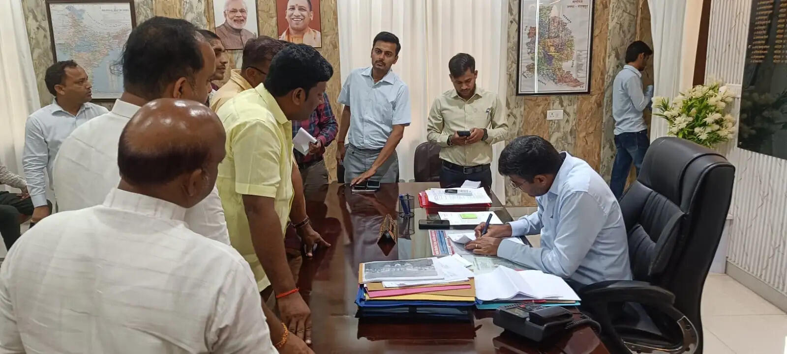 अवकाश के बावजूद अधिकारियों ने कार्यालय पहुंचकर किया जन शिकायतों का निस्तारण, दिए त्वरित कार्रवाई के निर्देश