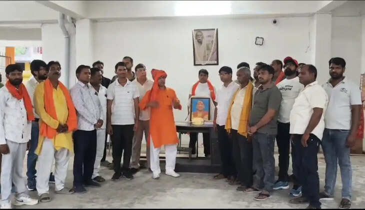 मुख्यमंत्री योगी आदित्यनाथ के जन्मदिवस पर केक काटकर दी शुभकामनाएं