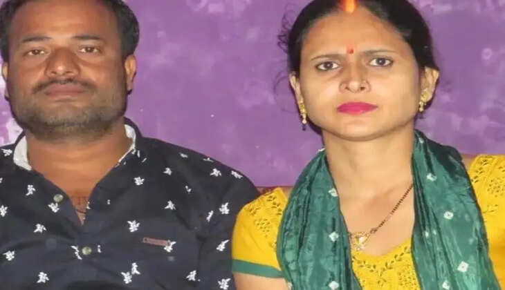 लखनऊ के गोमती नगर विस्तार स्थित गंगोत्री विहार फेस दो में नवनिर्मित घर में मंगलवार रात गृह प्रवेश की पार्टी के बाद बुधवार सुबह दंपती का शव संदिग्ध हालात में बेडरूम में मिला। रिश्तेदारों ने खिड़की का शीशा तोड़ किसी तरह से दरवाजा खोलने के साथ ही पुलिस को सूचना दी। पुलिस ने छानबीन कर प्रथम दृष्टया पत्नी की गला दबाकर हत्या करने के बाद पति द्वारा खुदकुशी करने की बात कही है।   मूल रूप से गोंडा के कर्नलगंज थाना क्षेत्र के शिवशंकर पुरवा निवासी रंगनाथ मिश्रा के पुत्र रामकिशोर, श्याम किशोर और बृज किशोर गोमती नगर विस्तार में गीतापुरी के पास रहकर बिल्डिंग मटेरियल का कारोबार करते हैं। तीनों भाइयों ने हाल ही में गोमती नगर के गंगोत्री विहार फेस टू में चारमंजिला आलीशान मकान बनवाया है। जिसमें बेसमेंट और ग्राउंड फ्लोर पर बिल्डिंग मटेरियल की दुकान खोली गई और ऊपर की दो मंजिलों पर परिवार के लिए आवास बनवाया गया। मंगलवार को नवनिर्मित मकान में गृह प्रवेश की पार्टी थी।   इसमें तमाम रिश्तेदार, मित्र और आसपास के लोग शामिल हुए। देर रात तक खाना पीना और डांस के बाद परिजन व रिश्तेदार सो गए। बुधवार सुबह श्याम किशोर देर तक कमरे से बाहर नहीं निकले तो उनकी बहन ने दरवाजे पर दस्तक दी। काफी देर तक दरवाजा नहीं खुलने पर अनहोनी की आशंका में रिश्तेदारों ने कमरे की खिड़की का शीशा तोड़ा तो भीतर श्याम किशोर (38) का शव फंदे पर लटका देख घबरा गए। दरवाजा तोड़कर रिश्तेदार और परिवार के लोग भीतर गए तो बेड पर साधना (36) की लाश पड़ी थी जबकि श्याम किशोर की 9 साल की बेटी प्रियांशी पास में बैठी थी और 7 साल का बेटा अविनाश सो रहा था।  श्याम किशोर और साधना की मौत से परिवार और रिश्तेदारों में कोहराम मच गया। आनन-फानन पुलिस को सूचना दी गई। इस पर डीसीपी पूर्वी अमित कुमार आनंद, एडीसीपी पूर्वी कासिम आब्दी और गोमती नगर विस्तार इंस्पेक्टर मौके पर पहुंचे। पुलिस ने मौका मुआयना करने के साथ ही परिजनों व रिश्तेदारों से पूछताछ की। इसके बाद शव पोस्टमार्टम के लिए भेज दिए गए। इंस्पेक्टर ने बताया कि फोरेंसिक टीम के साथ मौके का मुआयना कर साक्ष्य एकत्र किए गए हैं। साक्ष्यों के आधार पर आगे की कार्रवाई की जाएगी। मायके वालों ने लगाया हत्या का आरोप साधना के मायके वालों का कहना है कि श्याम किशोर ने साधना की हत्या कर दी। उसके बाद फंसने के डर से फांसी लगाकर आत्महत्या कर ली। मायके वालों का कहना है कि साधना नए घर में जाने को लेकर खुश थी। उसका आत्महत्या करना संभव ही नहीं।  दूसरी तरफ श्याम किशोर के परिजनों का कहना है कि दोनों के कमरे का दरवाजा सुबह देर तक न खुलने पर पुलिस को सूचना दी गई। उन्होंने दोनों के बीच देर रात किसी बात को लेकर विवाद की बात स्वीकार की है लेकिन विवाद किस बात पर हुआ इसकी जानकारी होने से इंकार किया।  Read more: https://www.amarujala.com/lucknow/crime/couple-died-in-gomati-nagar-vistar-in-lucknow?pageId=1