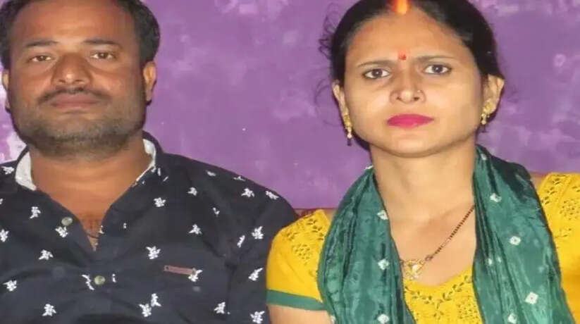लखनऊ के गोमती नगर विस्तार स्थित गंगोत्री विहार फेस दो में नवनिर्मित घर में मंगलवार रात गृह प्रवेश की पार्टी के बाद बुधवार सुबह दंपती का शव संदिग्ध हालात में बेडरूम में मिला। रिश्तेदारों ने खिड़की का शीशा तोड़ किसी तरह से दरवाजा खोलने के साथ ही पुलिस को सूचना दी। पुलिस ने छानबीन कर प्रथम दृष्टया पत्नी की गला दबाकर हत्या करने के बाद पति द्वारा खुदकुशी करने की बात कही है। मूल रूप से गोंडा के कर्नलगंज थाना क्षेत्र के शिवशंकर पुरवा निवासी रंगनाथ मिश्रा के पुत्र रामकिशोर, श्याम किशोर और बृज किशोर गोमती नगर विस्तार में गीतापुरी के पास रहकर बिल्डिंग मटेरियल का कारोबार करते हैं। तीनों भाइयों ने हाल ही में गोमती नगर के गंगोत्री विहार फेस टू में चारमंजिला आलीशान मकान बनवाया है। जिसमें बेसमेंट और ग्राउंड फ्लोर पर बिल्डिंग मटेरियल की दुकान खोली गई और ऊपर की दो मंजिलों पर परिवार के लिए आवास बनवाया गया। मंगलवार को नवनिर्मित मकान में गृह प्रवेश की पार्टी थी। इसमें तमाम रिश्तेदार, मित्र और आसपास के लोग शामिल हुए। देर रात तक खाना पीना और डांस के बाद परिजन व रिश्तेदार सो गए। बुधवार सुबह श्याम किशोर देर तक कमरे से बाहर नहीं निकले तो उनकी बहन ने दरवाजे पर दस्तक दी। काफी देर तक दरवाजा नहीं खुलने पर अनहोनी की आशंका में रिश्तेदारों ने कमरे की खिड़की का शीशा तोड़ा तो भीतर श्याम किशोर (38) का शव फंदे पर लटका देख घबरा गए। दरवाजा तोड़कर रिश्तेदार और परिवार के लोग भीतर गए तो बेड पर साधना (36) की लाश पड़ी थी जबकि श्याम किशोर की 9 साल की बेटी प्रियांशी पास में बैठी थी और 7 साल का बेटा अविनाश सो रहा था। श्याम किशोर और साधना की मौत से परिवार और रिश्तेदारों में कोहराम मच गया। आनन-फानन पुलिस को सूचना दी गई। इस पर डीसीपी पूर्वी अमित कुमार आनंद, एडीसीपी पूर्वी कासिम आब्दी और गोमती नगर विस्तार इंस्पेक्टर मौके पर पहुंचे। पुलिस ने मौका मुआयना करने के साथ ही परिजनों व रिश्तेदारों से पूछताछ की। इसके बाद शव पोस्टमार्टम के लिए भेज दिए गए। इंस्पेक्टर ने बताया कि फोरेंसिक टीम के साथ मौके का मुआयना कर साक्ष्य एकत्र किए गए हैं। साक्ष्यों के आधार पर आगे की कार्रवाई की जाएगी। मायके वालों ने लगाया हत्या का आरोप साधना के मायके वालों का कहना है कि श्याम किशोर ने साधना की हत्या कर दी। उसके बाद फंसने के डर से फांसी लगाकर आत्महत्या कर ली। मायके वालों का कहना है कि साधना नए घर में जाने को लेकर खुश थी। उसका आत्महत्या करना संभव ही नहीं। दूसरी तरफ श्याम किशोर के परिजनों का कहना है कि दोनों के कमरे का दरवाजा सुबह देर तक न खुलने पर पुलिस को सूचना दी गई। उन्होंने दोनों के बीच देर रात किसी बात को लेकर विवाद की बात स्वीकार की है लेकिन विवाद किस बात पर हुआ इसकी जानकारी होने से इंकार किया। Read more: https://www.amarujala.com/lucknow/crime/couple-died-in-gomati-nagar-vistar-in-lucknow?pageId=1