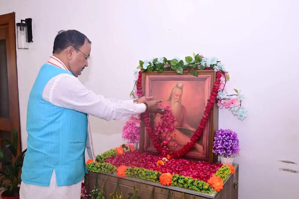 उन्होंने कहा कि महर्षि वाल्मीकि के विचारों और शिक्षाओं को अपनाकर समाज में आपसी सद्भाव, समरसता और समानता की भावना को मजबूत किया जा सकता है। उनके साहित्य में निहित संदेश आज भी प्रासंगिक हैं और आने वाली पीढ़ियों को मार्गदर्शन देते रहेंगे।