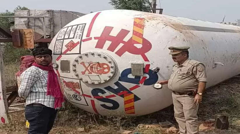 गैस से भरा टैंकर पलटा, पुलिस की सक्रियता से बड़ा हादसा टला