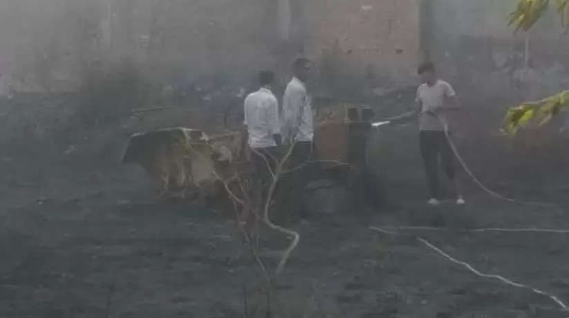Varanasi News: वाराणसी में रहस्यमय परिस्थितियों में लगी आग, ट्रैक्टर जलकर राख
